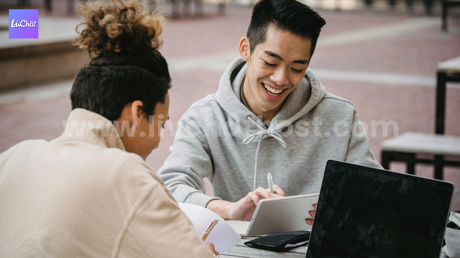 Finding Effective Management Methods as LivChat Agents